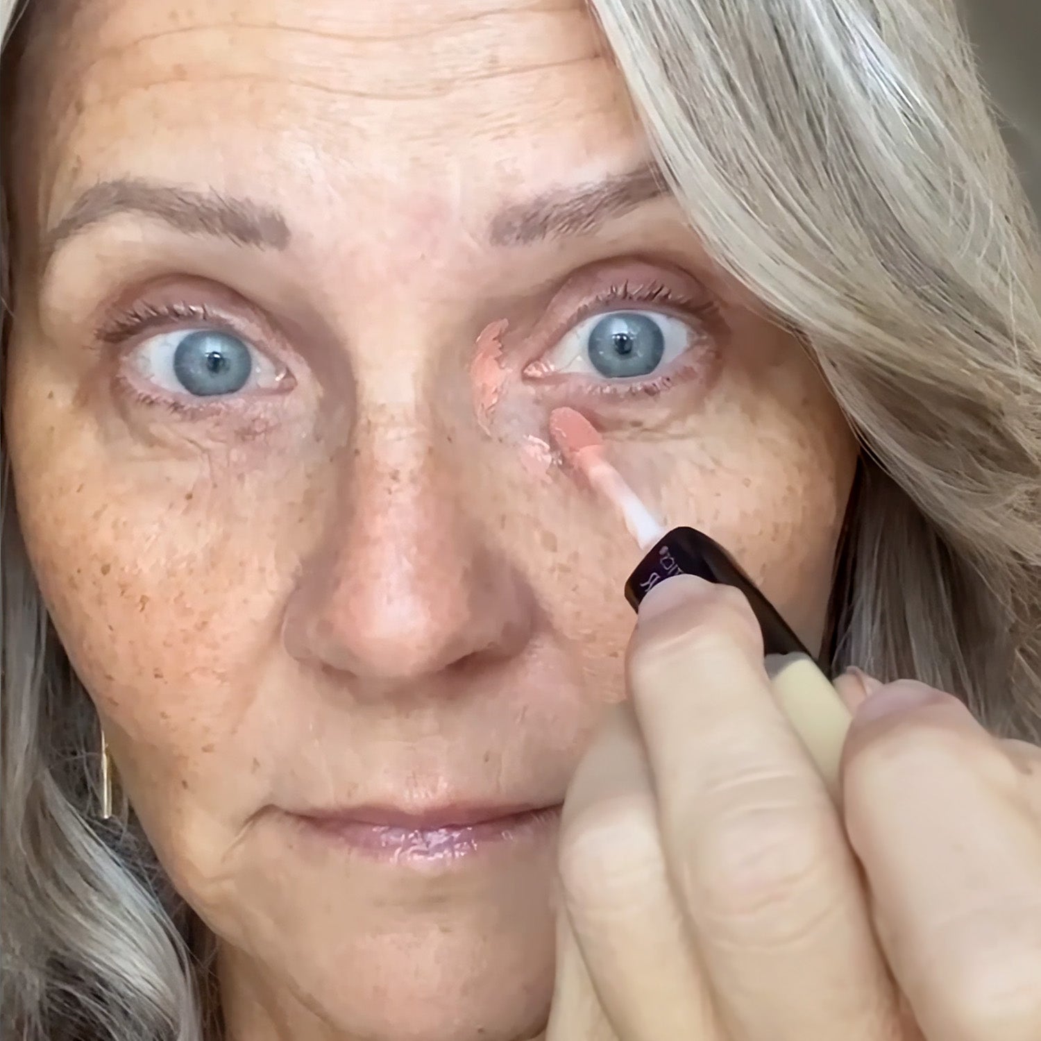 Color Corrector Light - Medium - AmazingCosmetics